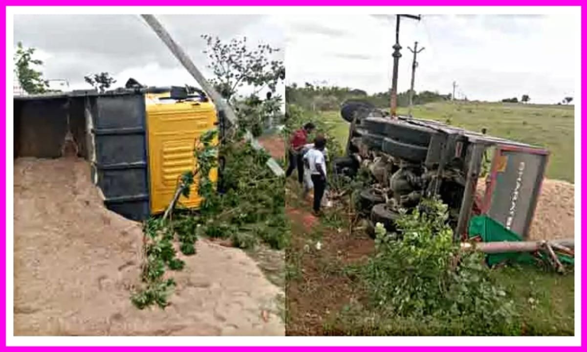 అదుపు తప్పి లోయలో పడ్డ ఇసుక టిప్పరు 